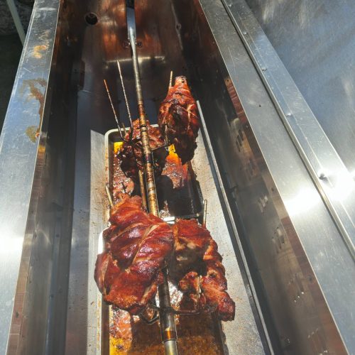 Jambons à l'os cuit à la rôtissoire par Loc' Grill lors d'un événement en Gironde.