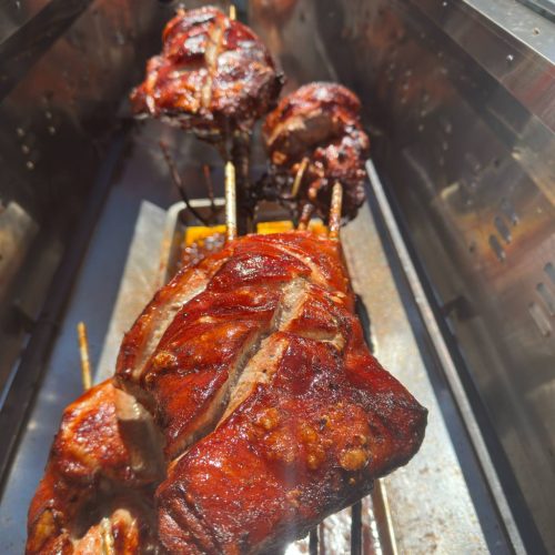 Jambons à l'os cuit à la rôtissoire par votre traiteur à domicile Loc' Grill, lors d'un événement en Gironde.