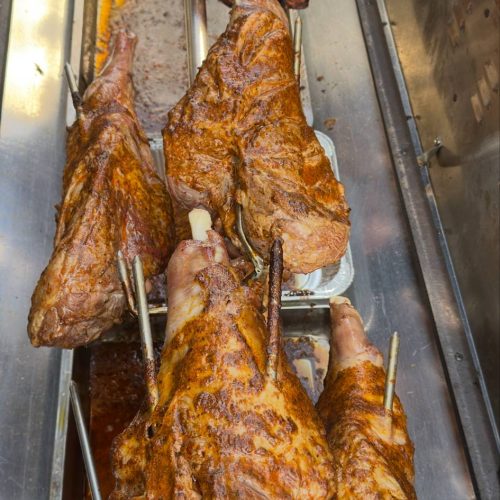 Jambons à l'os cuit à la rôtissoire par votre traiteur à domicile Loc' Grill, lors d'un événement en Gironde.